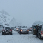 Bitlis’te kar ve tipi nedeniyle araçlar mahsur kaldı