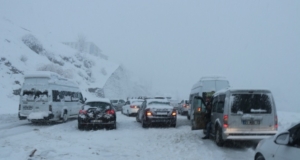Bitlis'te kar ve tipi nedeniyle araçlar mahsur kaldı