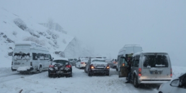 Bitlis'te kar ve tipi nedeniyle araçlar mahsur kaldı - Bitliste kar ve tipi nedeniyle araclar mahsur kaldi