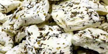 Van'ın otlu peyniri dolarla yarışıyor!<br>Ekonomik kriz, kuraklık, yayla yasakları ve TL'nin değer kaybı sonrası Van’ın otlu peynirinin kilosu 65 TL'ye çıktı. - Peynir