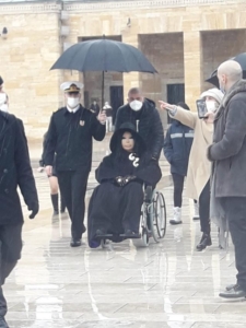Bülent Ersoy'un Şemsiyesini tutan komutan Yüksekova'ya sürüldü