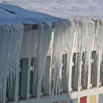 Hakkari’de Sibirya soğukları: Buz sarkıtları 4 metreyi buldu