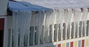 Hakkari'de Sibirya soğukları Buz sarkıtları 4 metreyi buldu