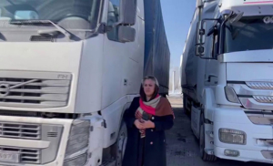 İranlı kadın TIR şoförü, Erzurum'da 'kar' molası verdi