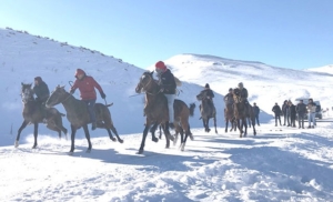 Kars'ta eksi 22 derecede at yarışı1
