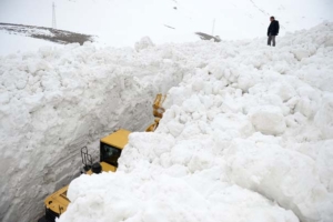 Kent ile bağlantısı kesilen Bahçesaray’da kar kalınlığı 5 metreyi aştı