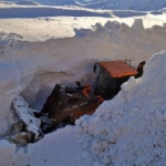 Yüksekova’da İş makineleri kar tünelleri oluşturdu…