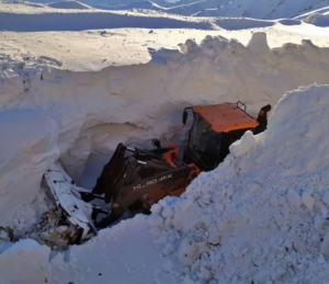 Yüksekova’da İş makineleri kar tünelleri oluşturdu...