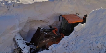 Yüksekova’da İş makineleri kar tünelleri oluşturdu...