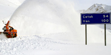 Van’da kar yağışı:  164 yerleşim yeri ulaşıma kapandı - Van kar yagisi