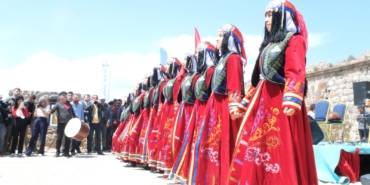 'Badem Çiçeği' festivali renkli görüntülere sahne oldu - Badem Cicegi festivali renkli goruntulere sahne oldu kapak
