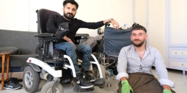 Kendisi gibi engelli bireylerin akülü araçlarını ücretsiz tamir ediyor - gul tekerlekli sandalye 5