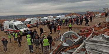 Cami yapımında inşaat iskelesi çöktü: En az 20 işçi yaralandı - cami iskelesi coktu