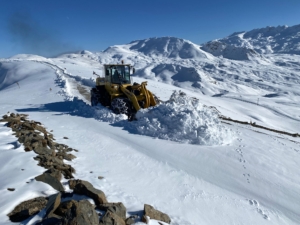 Şırnak'ta kardan kapanan köy yolunun ulaşıma açılmasına çalışılıyor