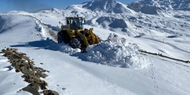 Şırnak'ta kardan kapanan köy yolunun ulaşıma açılmasına çalışılıyor