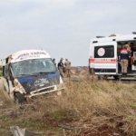 Tarım işçilerini taşıyan minibüs kaza yaptı: 23 yaralı
