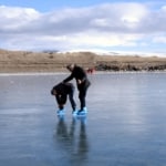 Çıldır Gölü don tuttu: Yurttaşlar buz pateni yaptı