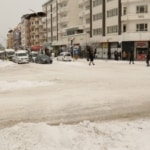 Van’da kar yağışı sürüyor: Çok sayıda mahalle yolu kapandı