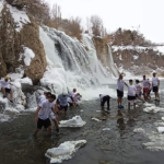 Buz tutan Muradiye Şelalesi’nde  yüzme Şenliği düzenlendi