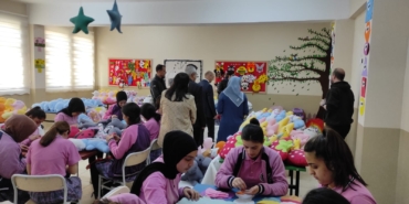 Ağrılı öğrenciler depremzede çocuklar için oyuncak üretiyor