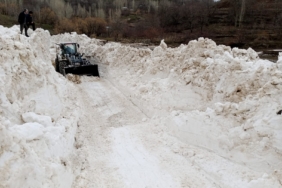Hakkari'de çığ nedeniyle kapanan köy yolu 2 günlük çalışmayla açıldı
