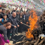 Hakkari’de binlerin katılımıyla Newroz ateşi yakıldı
