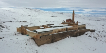 Karla kaplı İshak Paşa Sarayı ziyaretçilerini ağırlıyor - 2023 04 ishakpasa02 1