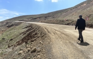 Hakkari'de sağanak nedeniyle çöken köy yolu onarıldı