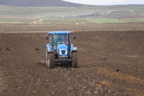 Kars'ta baharın gelmesiyle çiftçiler tarlalarında çalışmalarını hızlandırdı