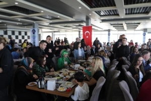 chp-kılıçdaroğlu-eşi-kahvaltı-etkinliği (2)