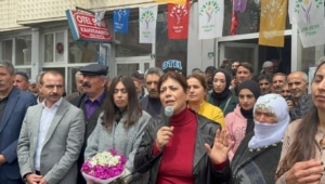 Seçimlerde kilit rolün Kürt halkına düştüğünü söyleyen Yeşil Sol Parti Erzurum milletvekili adayı Meral Danış Beştaş