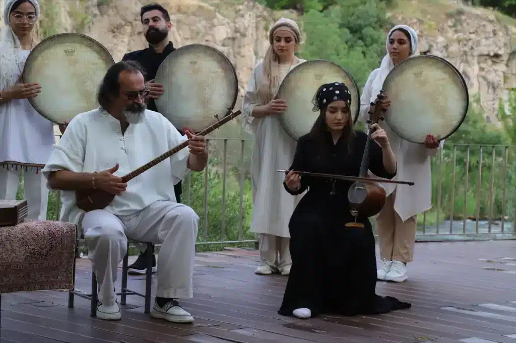 İranlı müzisyenler Muradiye Şelalesi'nde konser verdi - aa 20230616 31449428 31449418 iranli muzisyenler vanda konser verdi