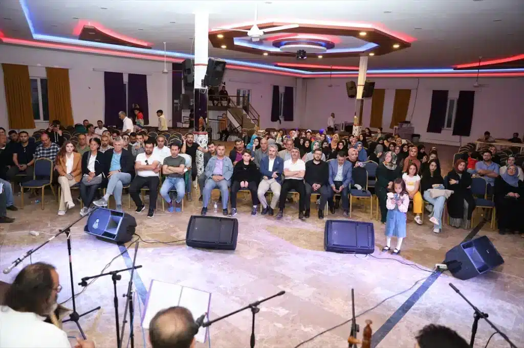 İranlı müzisyenler Muradiye Şelalesi'nde konser verdi - aa 20230616 31449428 31449421 iranli muzisyenler vanda konser verdi
