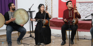İranlı müzisyenler Muradiye Şelalesi'nde konser verdi - iran