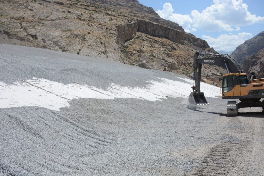 Hakkari'de çöp toplama alanları yeşile bürünüyor - AA 20230720 31723230 31723225 HAKKARIDE COP TOPLAMA ALANLARI YESIL ALANA DONUSTURULUYOR