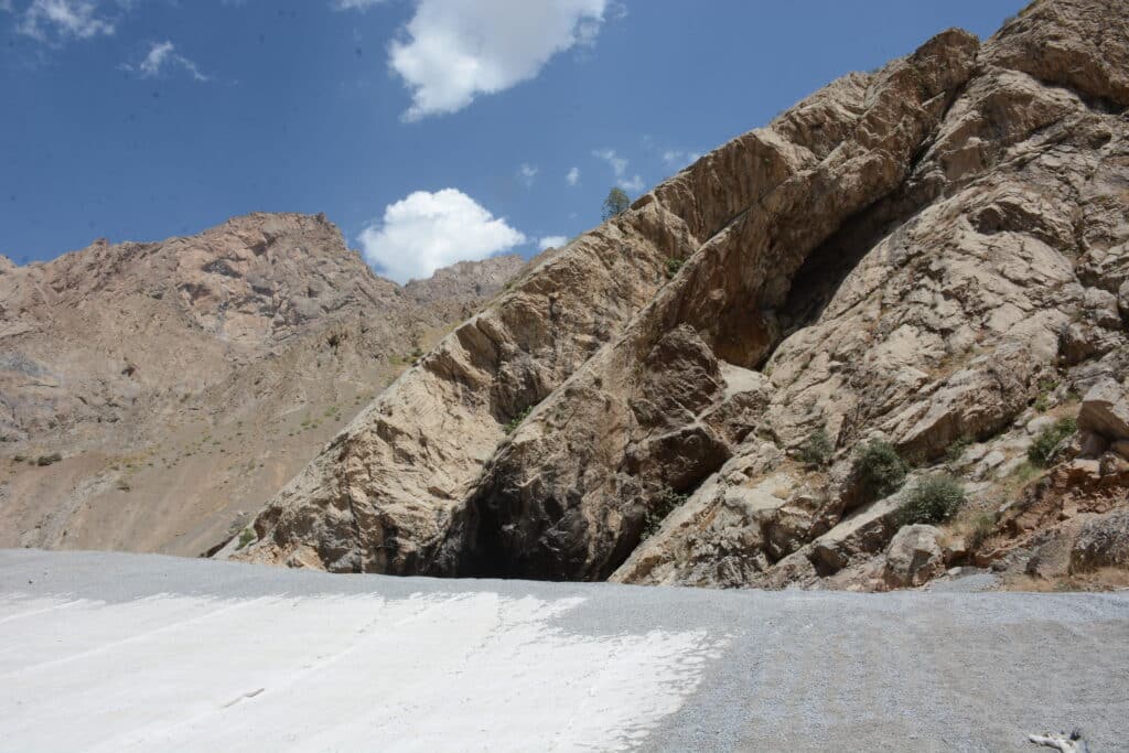 Hakkari'de çöp toplama alanları yeşile bürünüyor - AA 20230720 31723230 31723228 HAKKARIDE COP TOPLAMA ALANLARI YESIL ALANA DONUSTURULUYOR