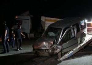 Muş'ta hafif ticari araçla otomobilin çarpışması sonucu 8 kişi yaraladı