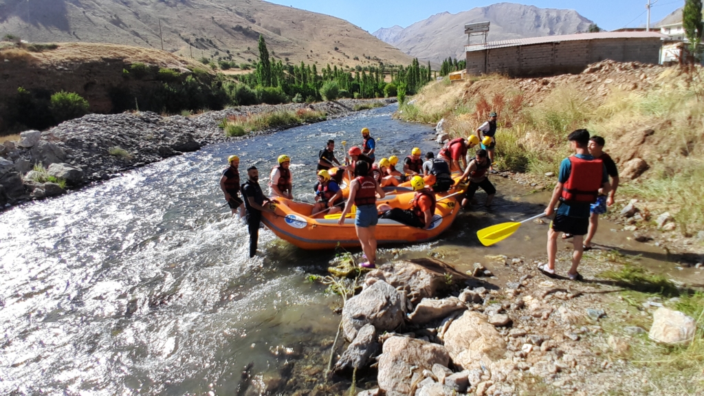 Doğaseverler Müküs Çayı'nda rafting yaptı - AA 20230731 31807561 31807552 DOGASEVERLER MUKUS CAYININ SERIN SUYUNDA RAFTING YAPTI