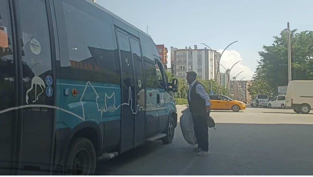 Van’da toplu taşıma zulmü: Yaşlı adam yol ortasında bırakıldı - WhatsApp Image 2023 07 19 at 16.15.20 1