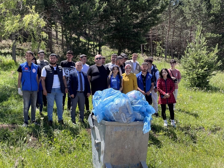 Ardahan’da 40 gönüllü ormanda çöp topladı - ardahan cop toplandi1
