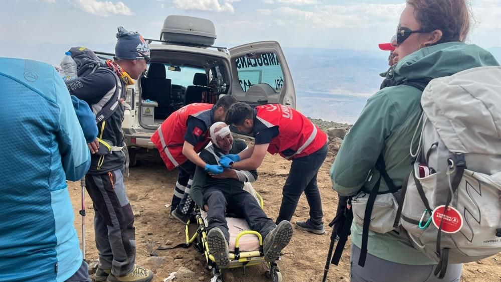 Ağrı Dağı’na tırmanan Çek dağcı düşerek yaralandı - dagci agri dagi