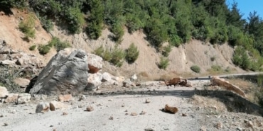 Deprem sonrası kayalar yola düştü: Koza-Feke yolu kapandı - deprem yol kapatildi