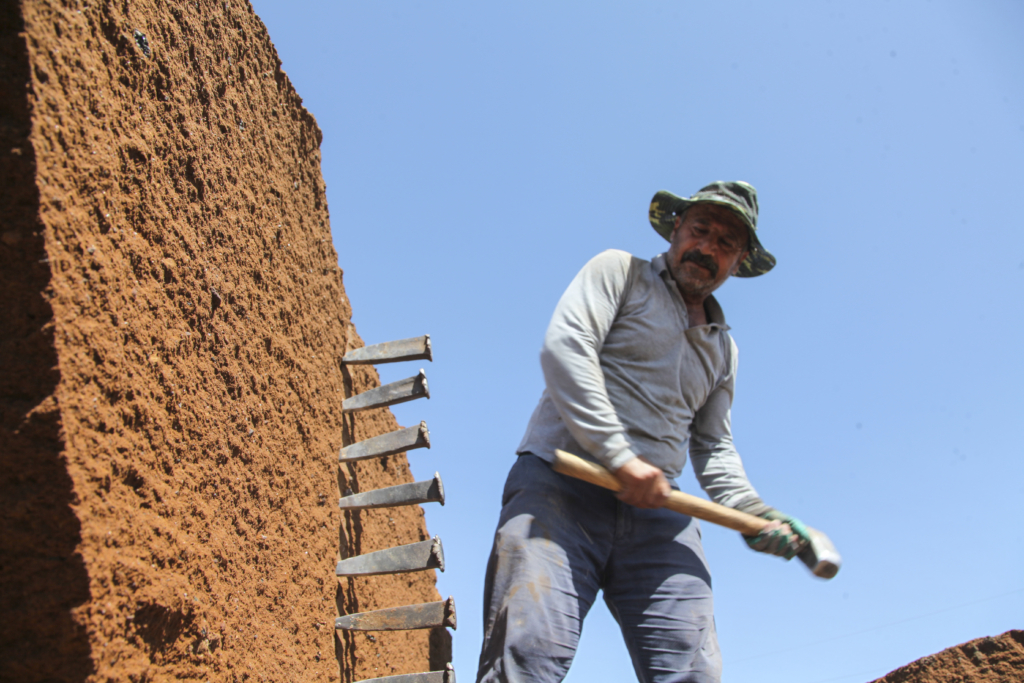 Ahlat'taki taş ocaklarında işçiler sıcak havada balyoz sallıyor - AA 20230803 31829585 31829568 AHLATTAKI TAS OCAKLARINDA ISCILER SICAK HAVADA SAATLERCE BALYOZ SALLIYOR