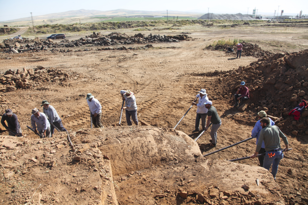 Ahlat'taki taş ocaklarında işçiler sıcak havada balyoz sallıyor - AA 20230803 31829585 31829569 AHLATTAKI TAS OCAKLARINDA ISCILER SICAK HAVADA SAATLERCE BALYOZ SALLIYOR