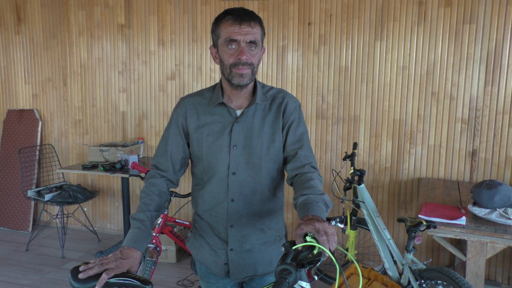 Bisiklet tamircisi Barut Bitlis'te babadan kalma mesleğini sürdürüyor - AA 20230804 31845855 31845850 BITLISTE BISIKLET TAMIRCISI YARIM ASIRDIR MESLEGINI SURDURUYOR