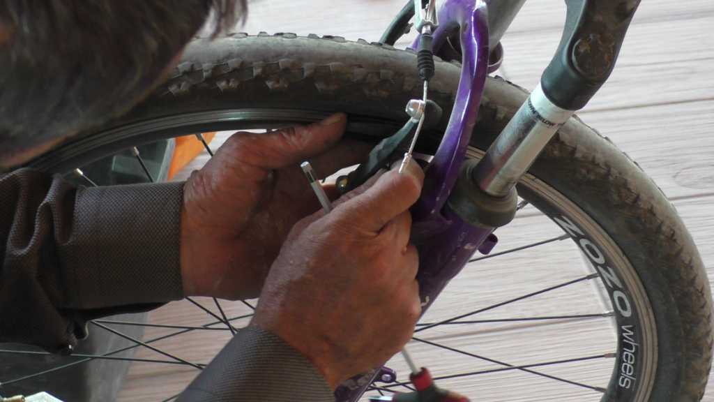 Bisiklet tamircisi Barut Bitlis'te babadan kalma mesleğini sürdürüyor - AA 20230804 31845855 31845851 BITLISTE BISIKLET TAMIRCISI YARIM ASIRDIR MESLEGINI SURDURUYOR