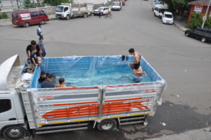 Kars'ta kamyonet kasasında "mobil havuz" keyfi