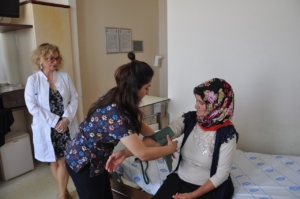 Kars'ta karın ağrısı çeken kadının rahminden 2,5 kiloluk kitle çıkarıldı