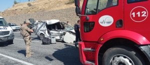 Van'da kamyonetin kamyona çarpması sonucu 3 kişi öldü, 3 kişi yaralandı