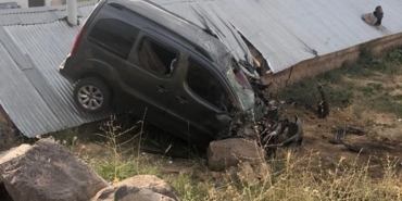 Ağrı'da şarampole yuvarlanan hafif ticari araçtaki 9 kişi yaralandı